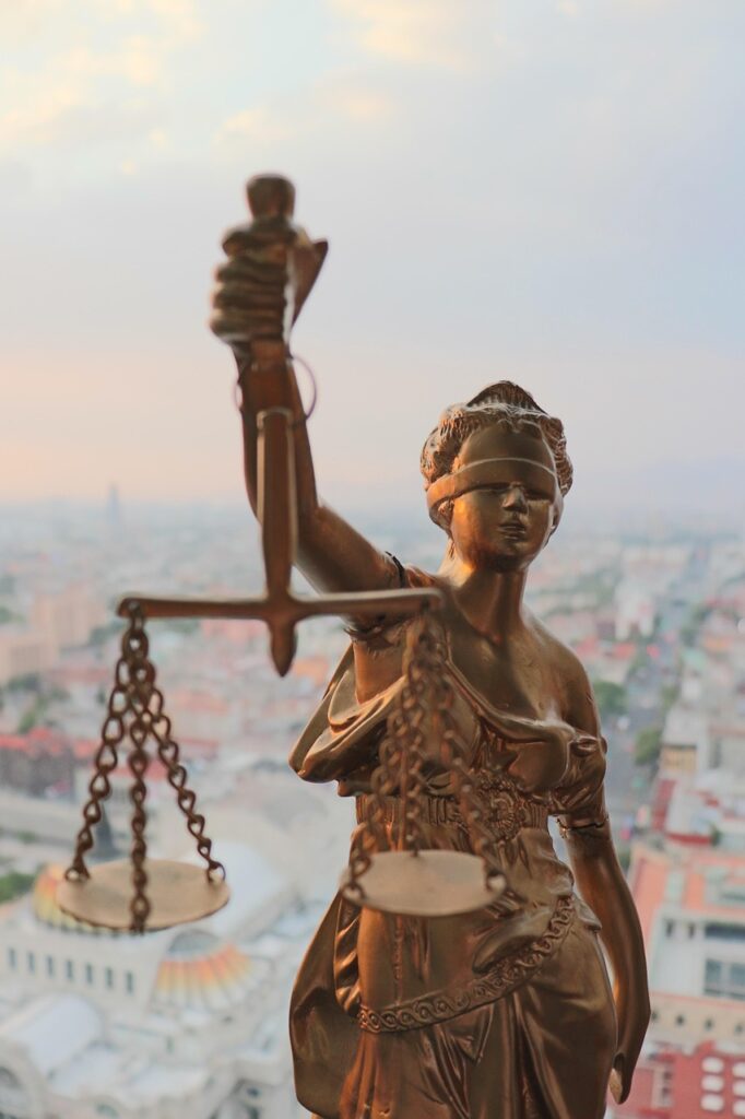balance de la justice pour le droit des étrangers